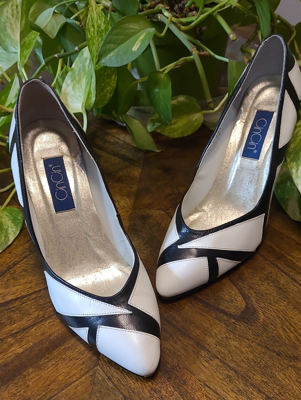 Vtg CinCin Two-Tone Black & White Pointed-Toe Pumps
